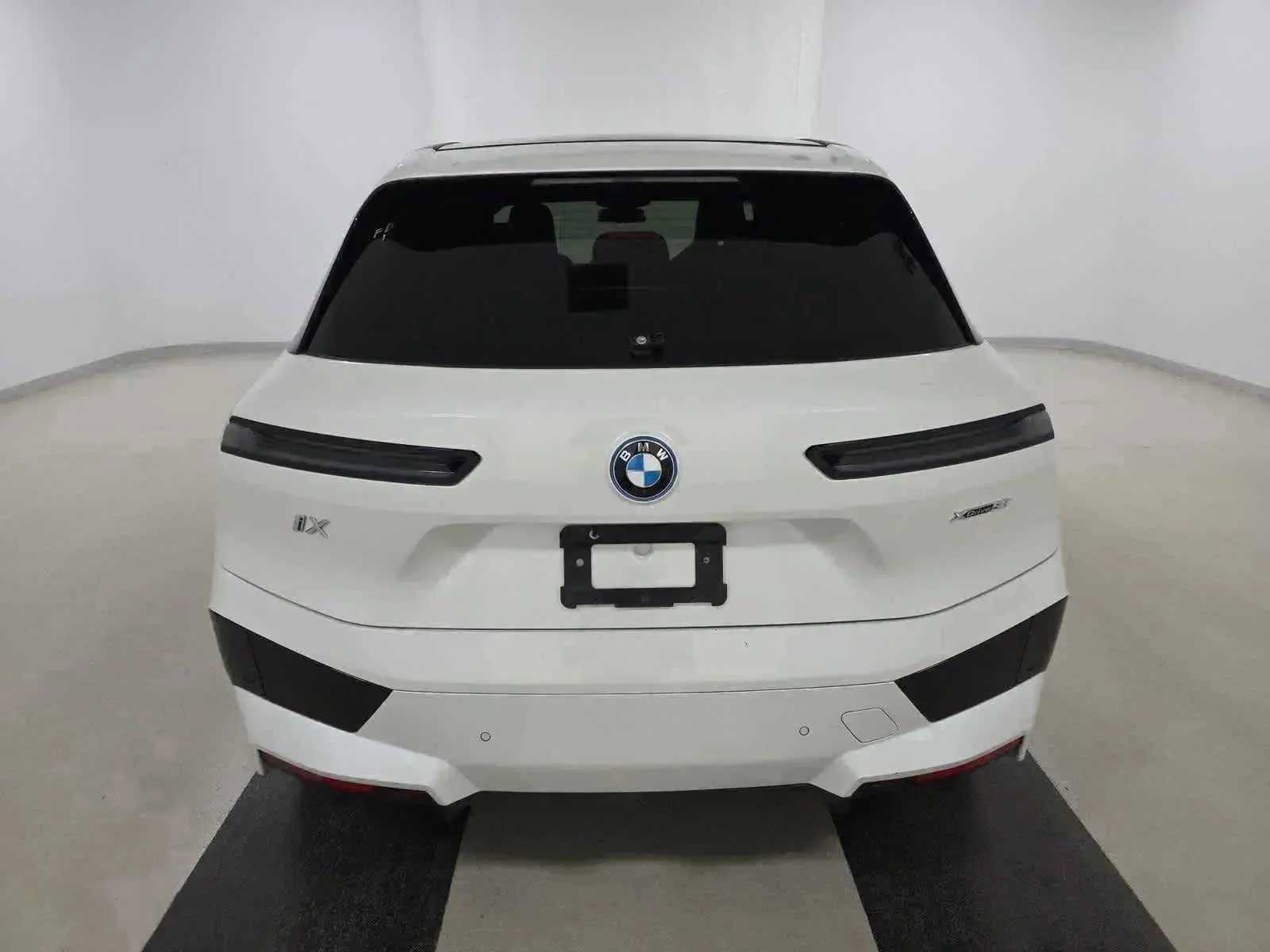 Used 2024 BMW iX xDrive50 w/ Sport Package AWD/4WD image 5