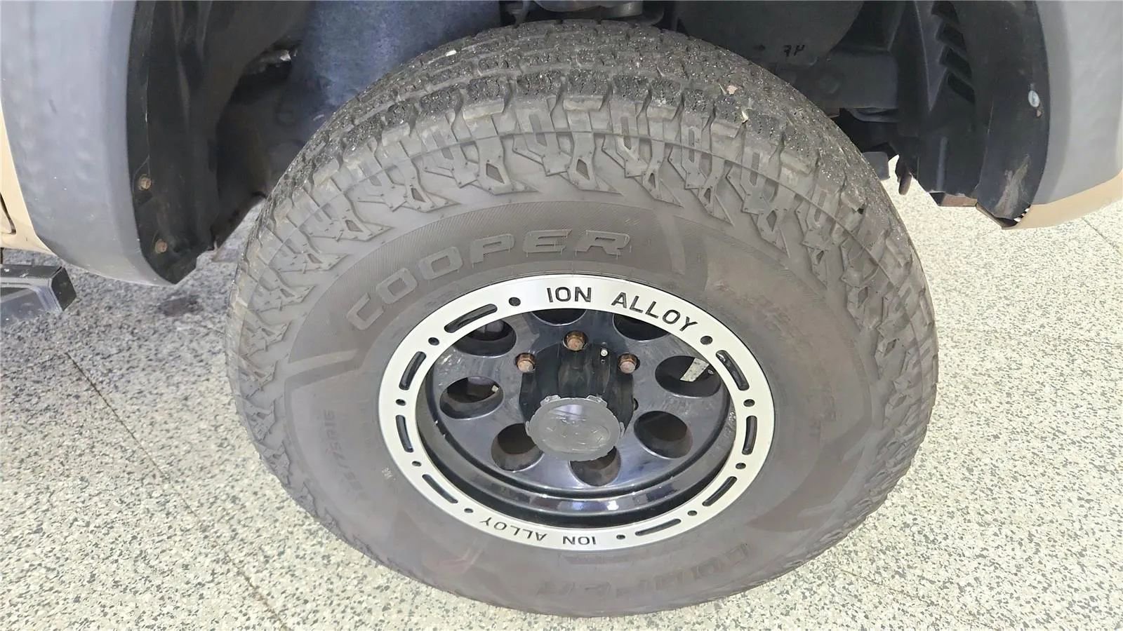 Used 2018 Toyota Tacoma TRD Off-Road AWD/4WD image 19