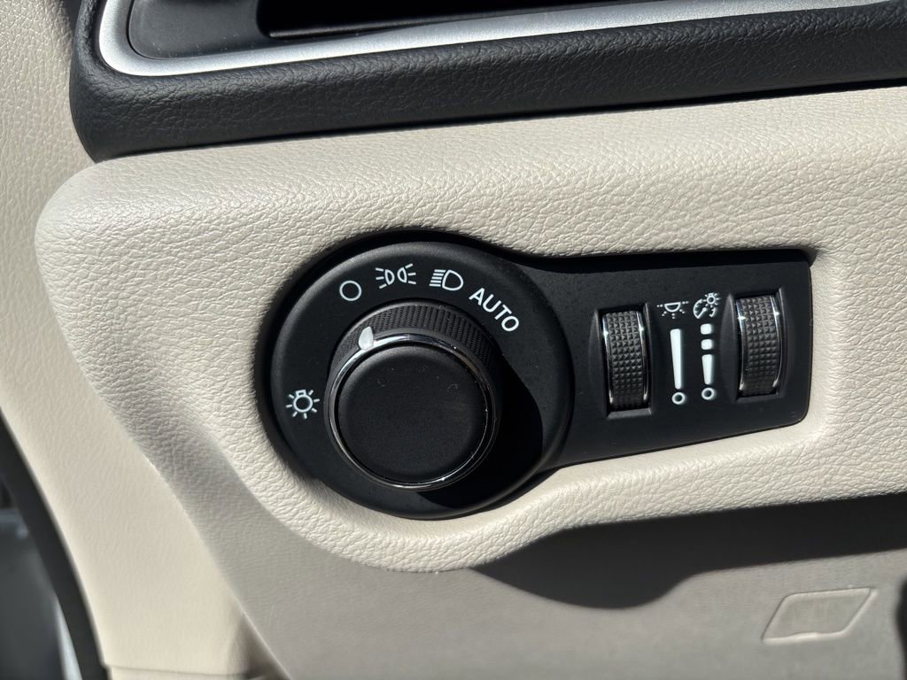 Used 2024 Chrysler Voyager LX FWD image 44