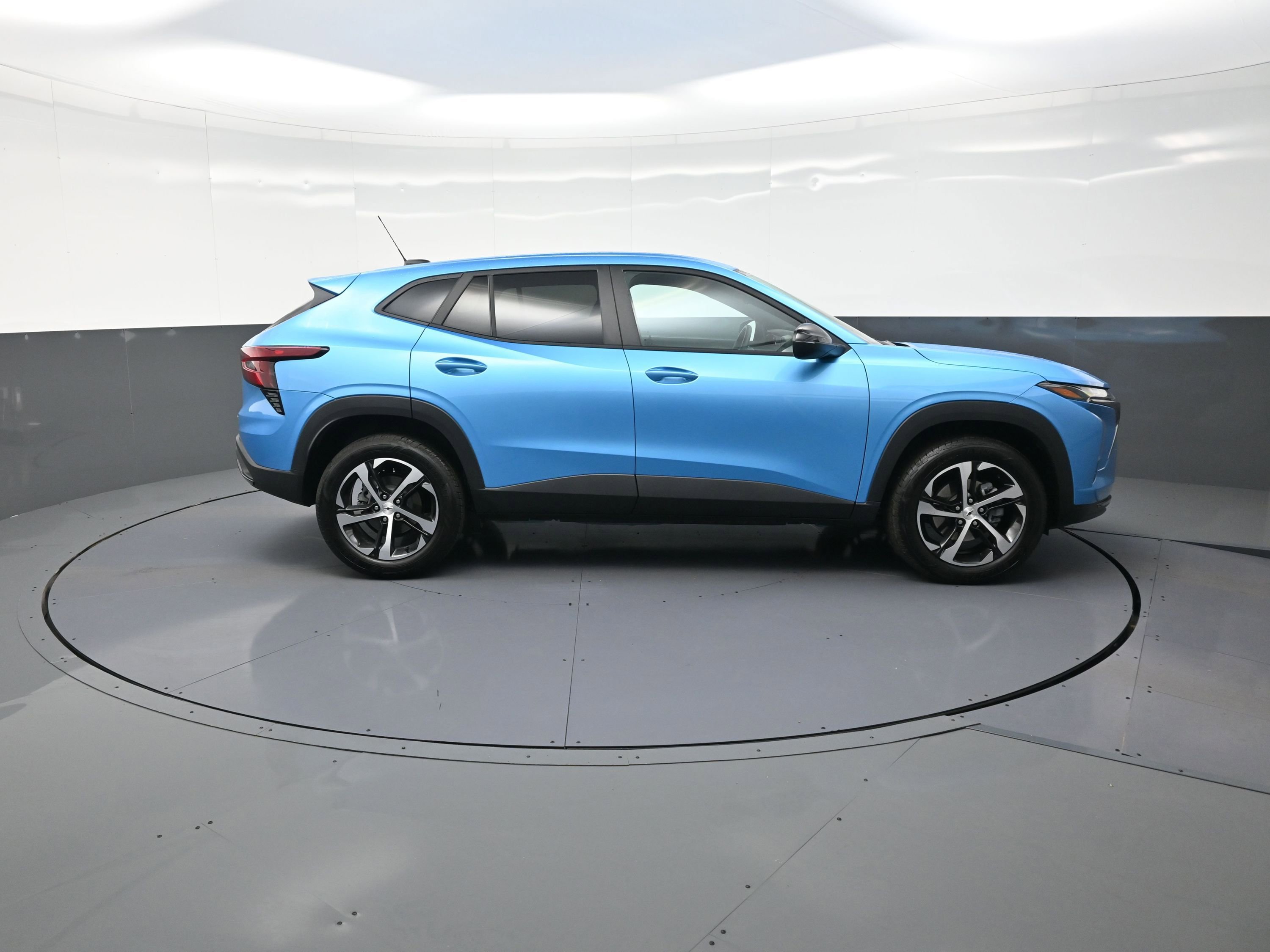 Used 2025 Chevrolet Trax RS image 2