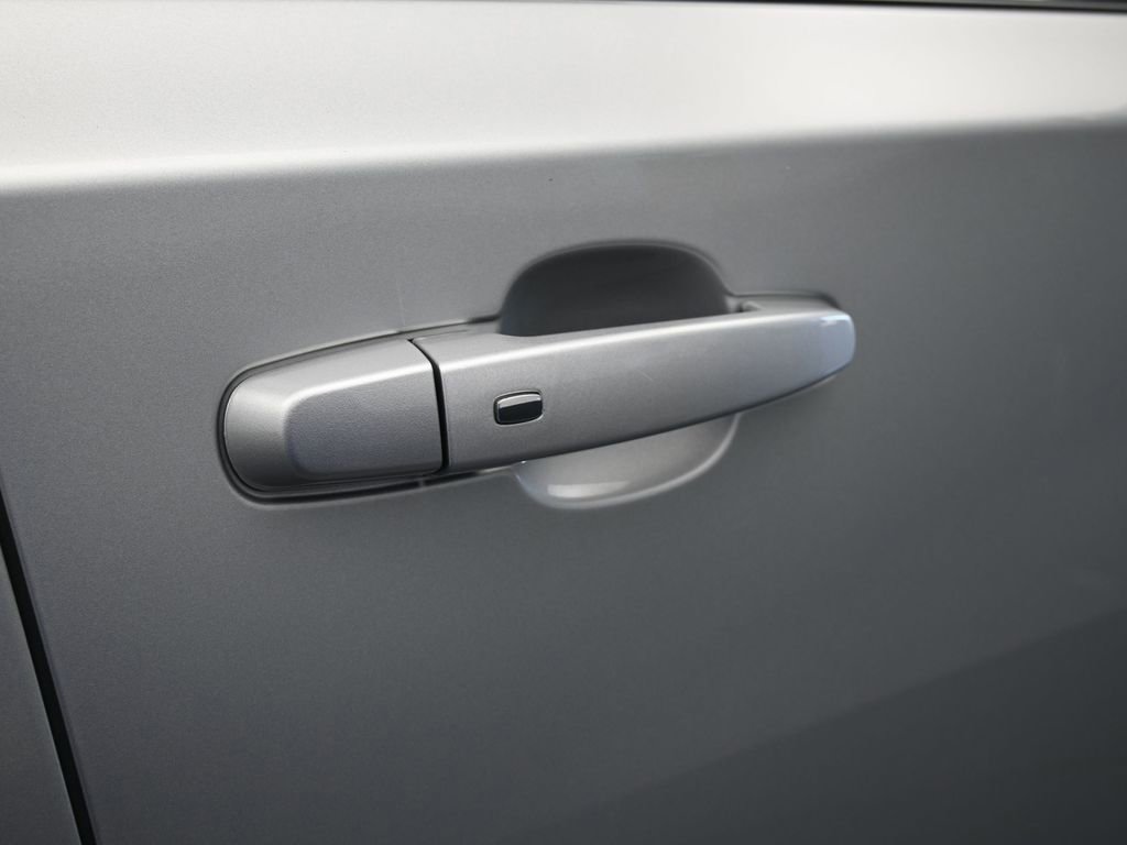 Used 2022 Chevrolet Traverse LS image 39