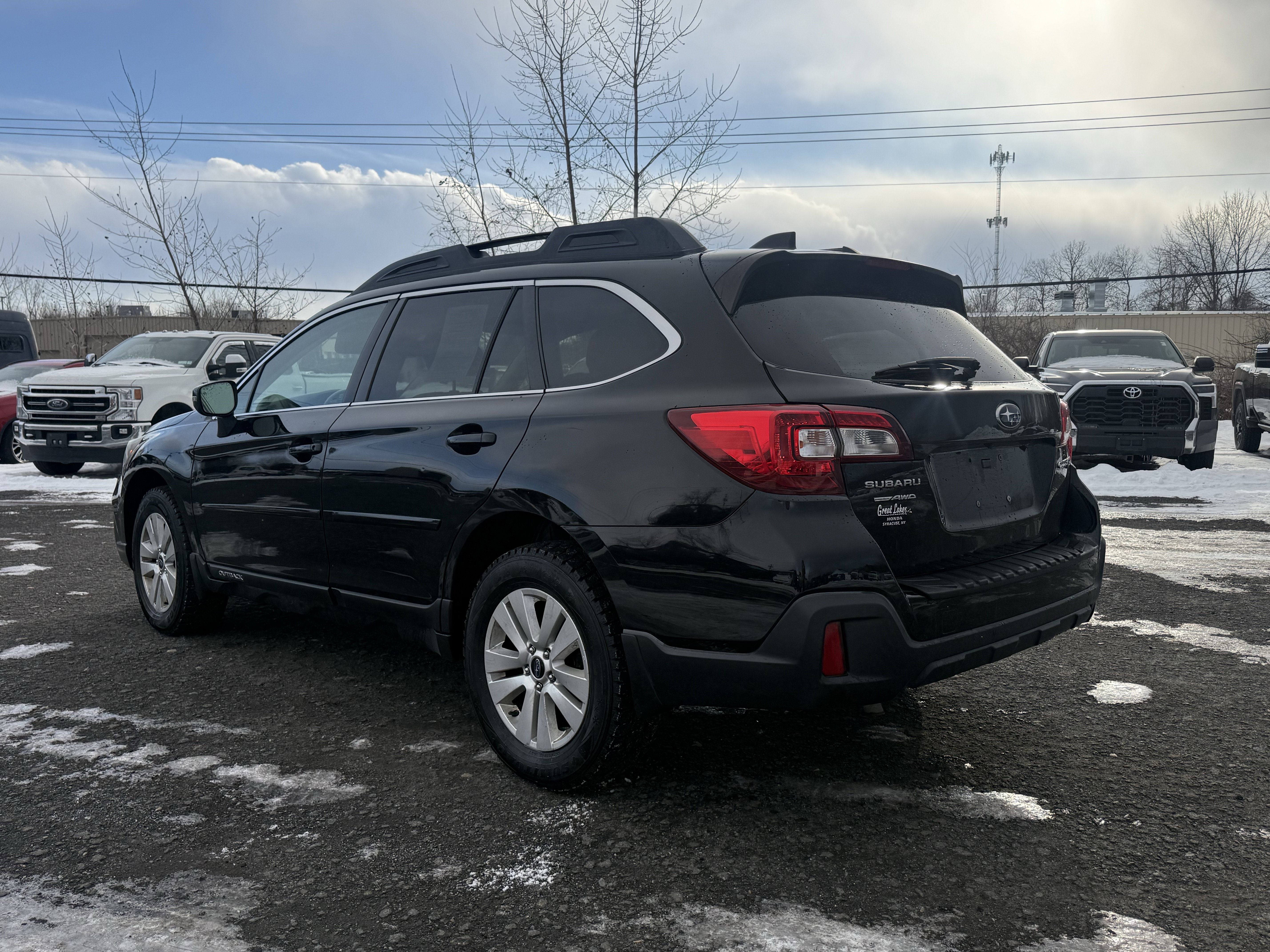 Used 2018 Subaru Outback 2.5i Premium image 3