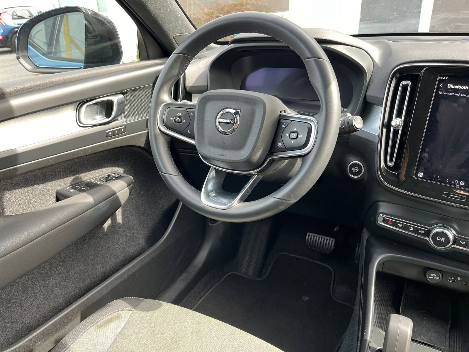 Used 2024 Volvo XC40 B5 Core image 30