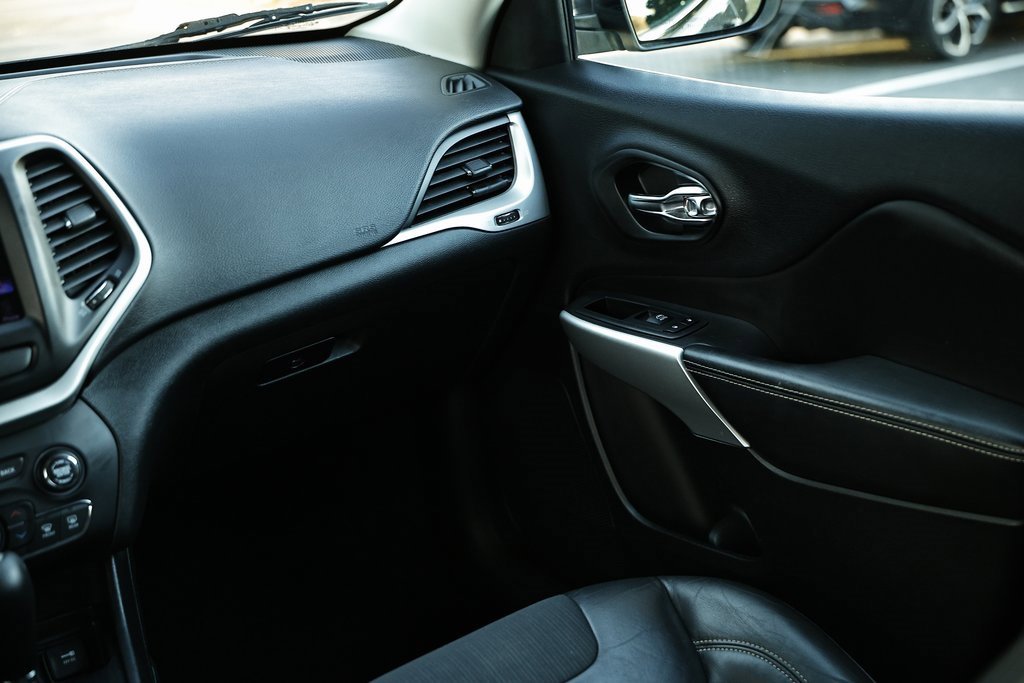 Used 2018 Jeep Cherokee Latitude Plus w/ Comfort/Convenience Group image 27