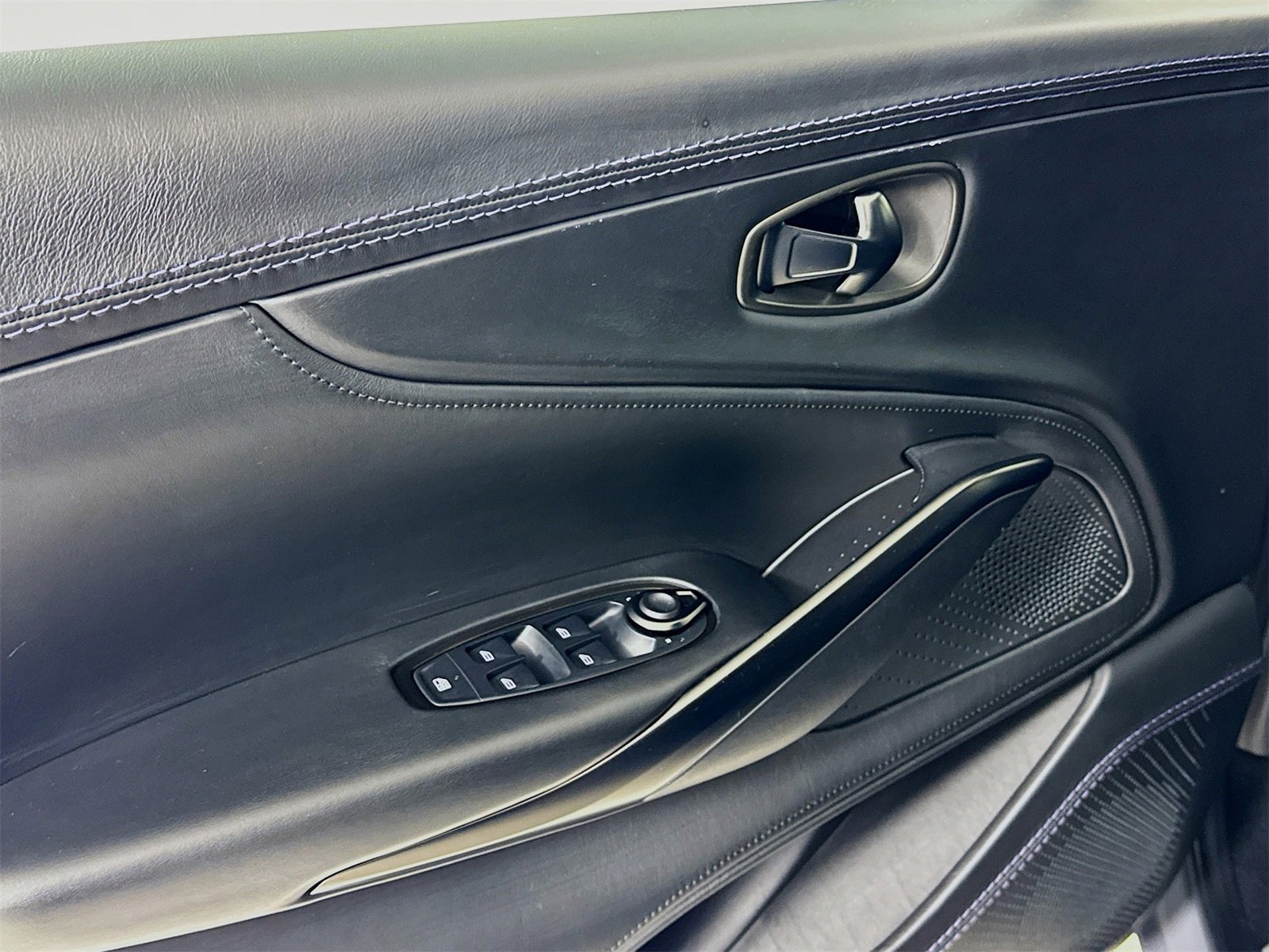 Used 2021 Aston Martin DBX image 15