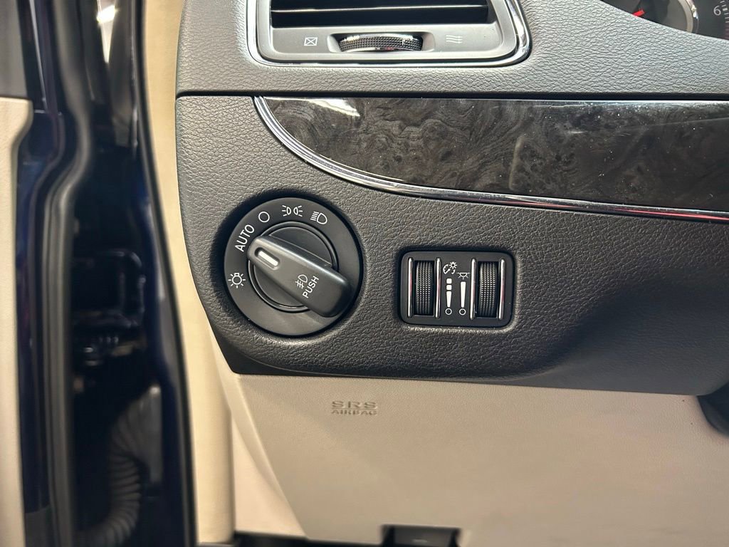 Used 2015 Chrysler Town & Country Touring FWD image 20