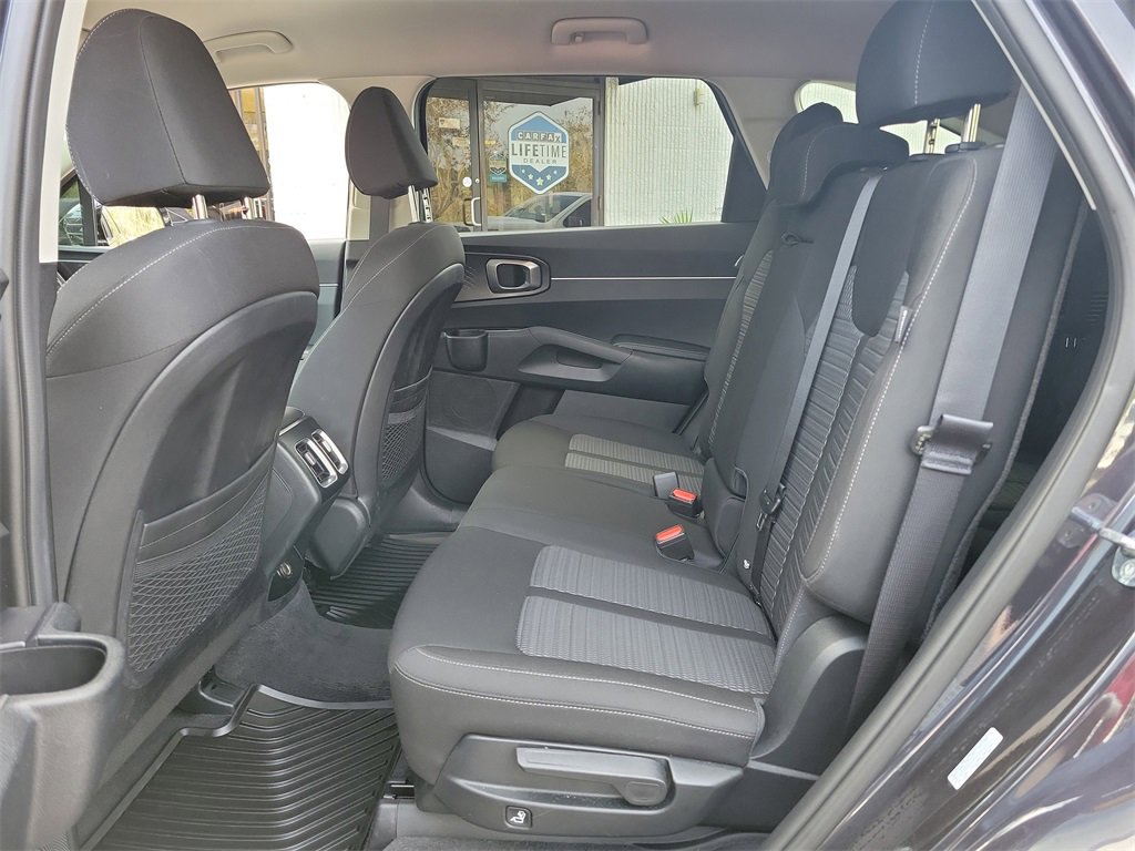 Used 2025 Kia Sorento LX image 12