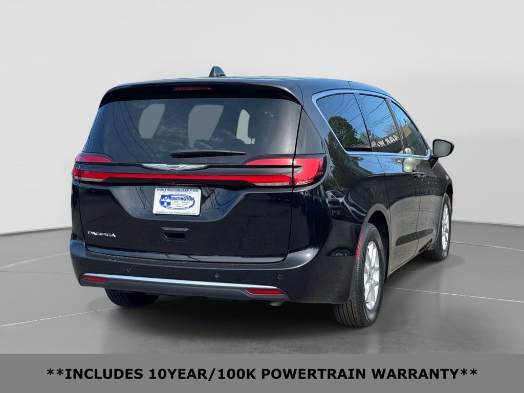 Used 2025 Chrysler Pacifica Select FWD image 3