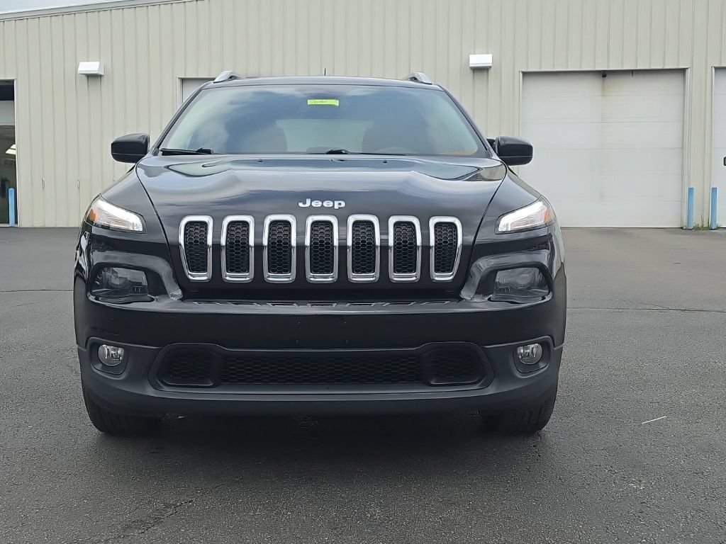 Used 2016 Jeep Cherokee Latitude w/ Cold Weather Group AWD/4WD image 2