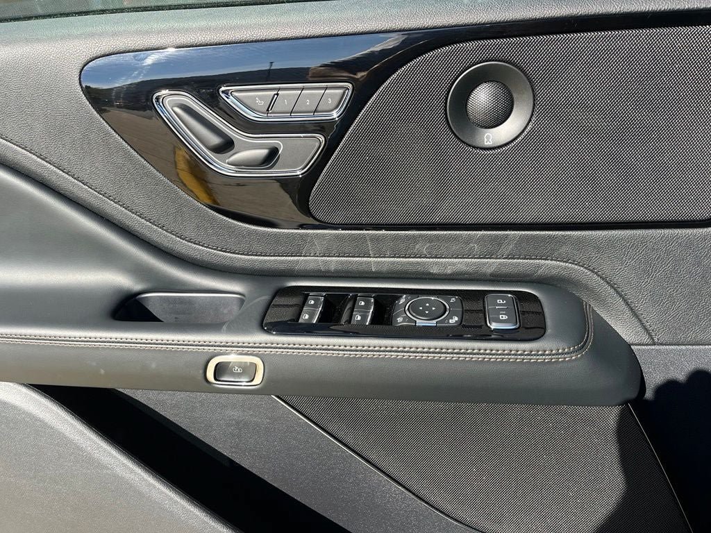 Used 2026 Lincoln Aviator AWD image 40