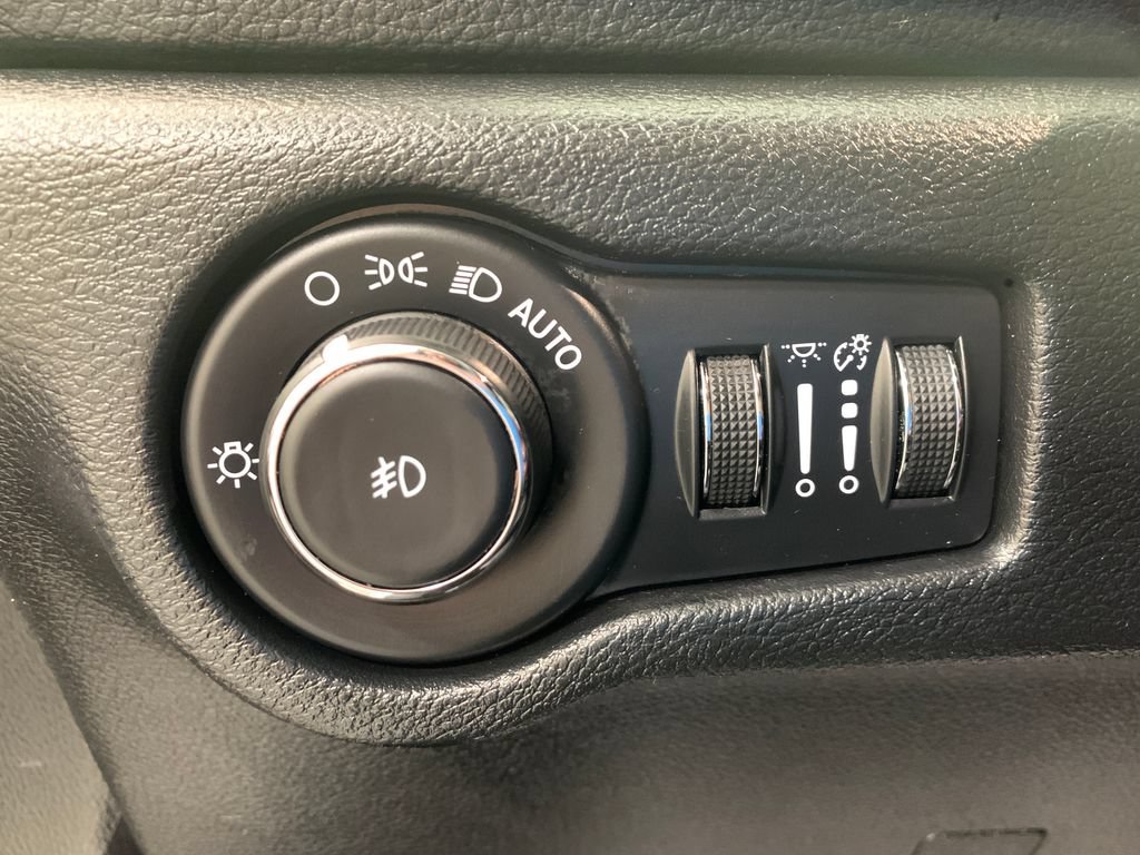 Used 2025 Chrysler Pacifica Limited FWD image 14