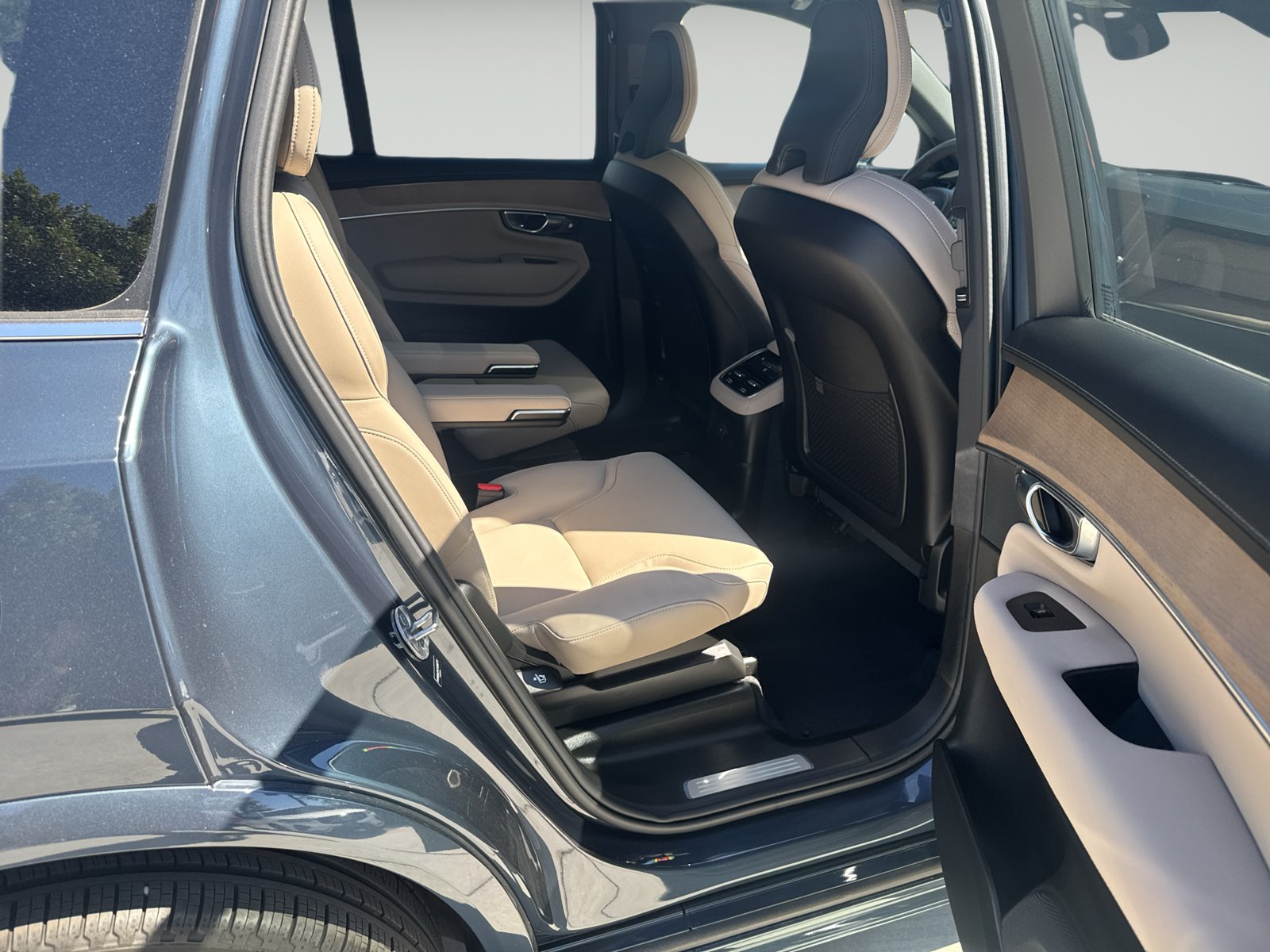 New 2026 Volvo XC90 T8 Plus w/ Protection Package AWD/4WD image 14