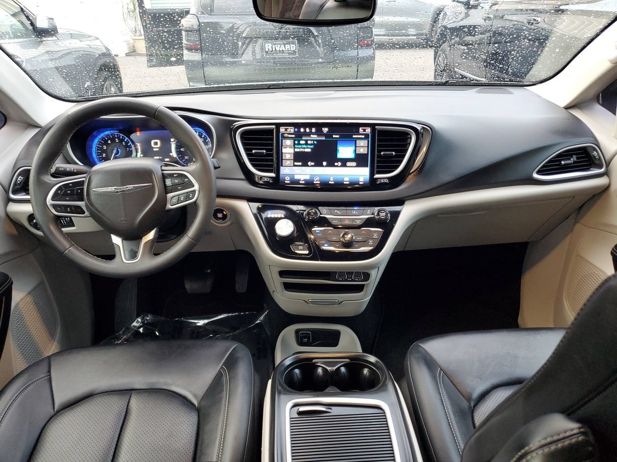 Used 2024 Chrysler Pacifica Touring-L FWD image 10