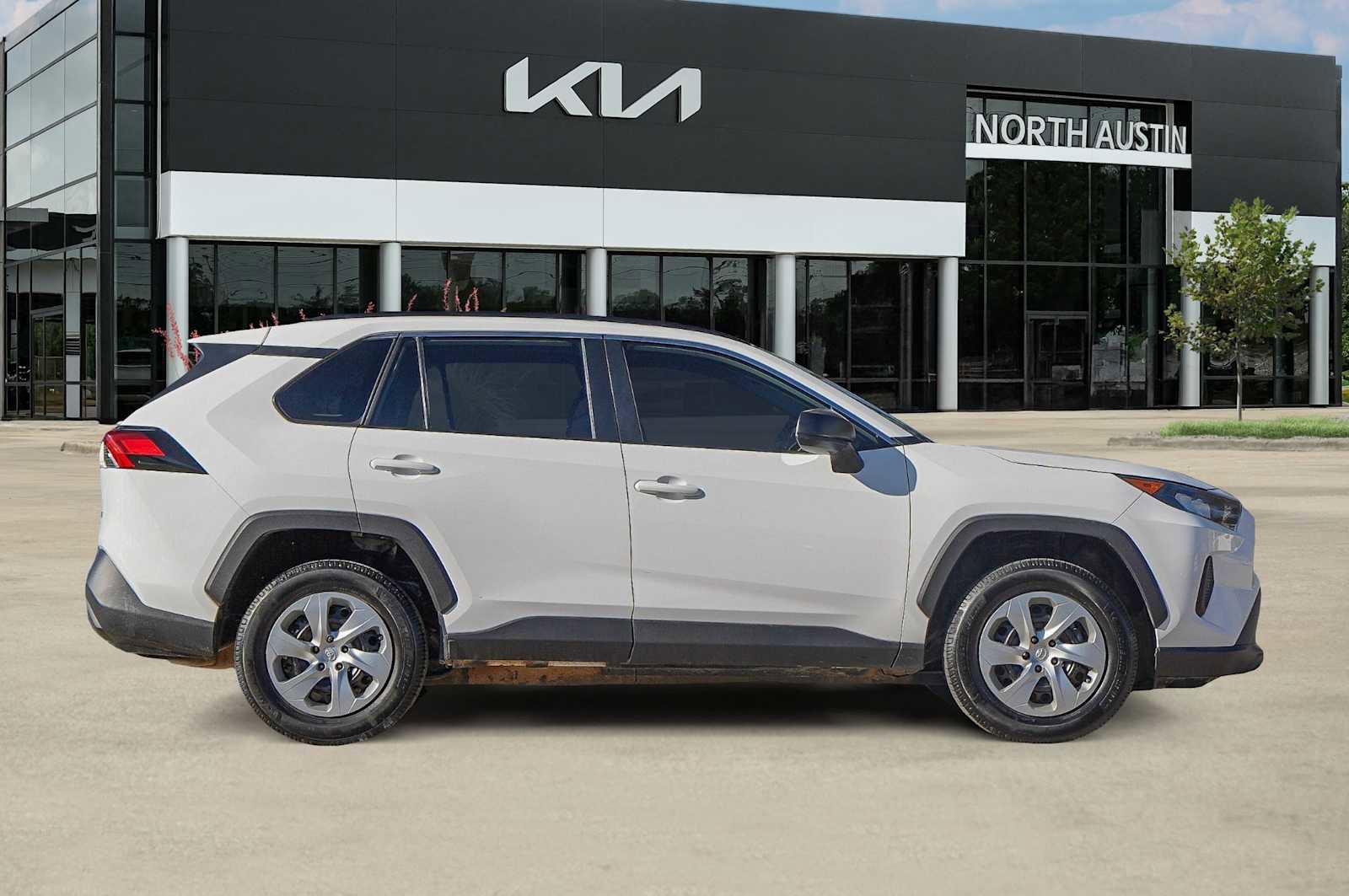 Used 2021 Toyota RAV4 LE image 7