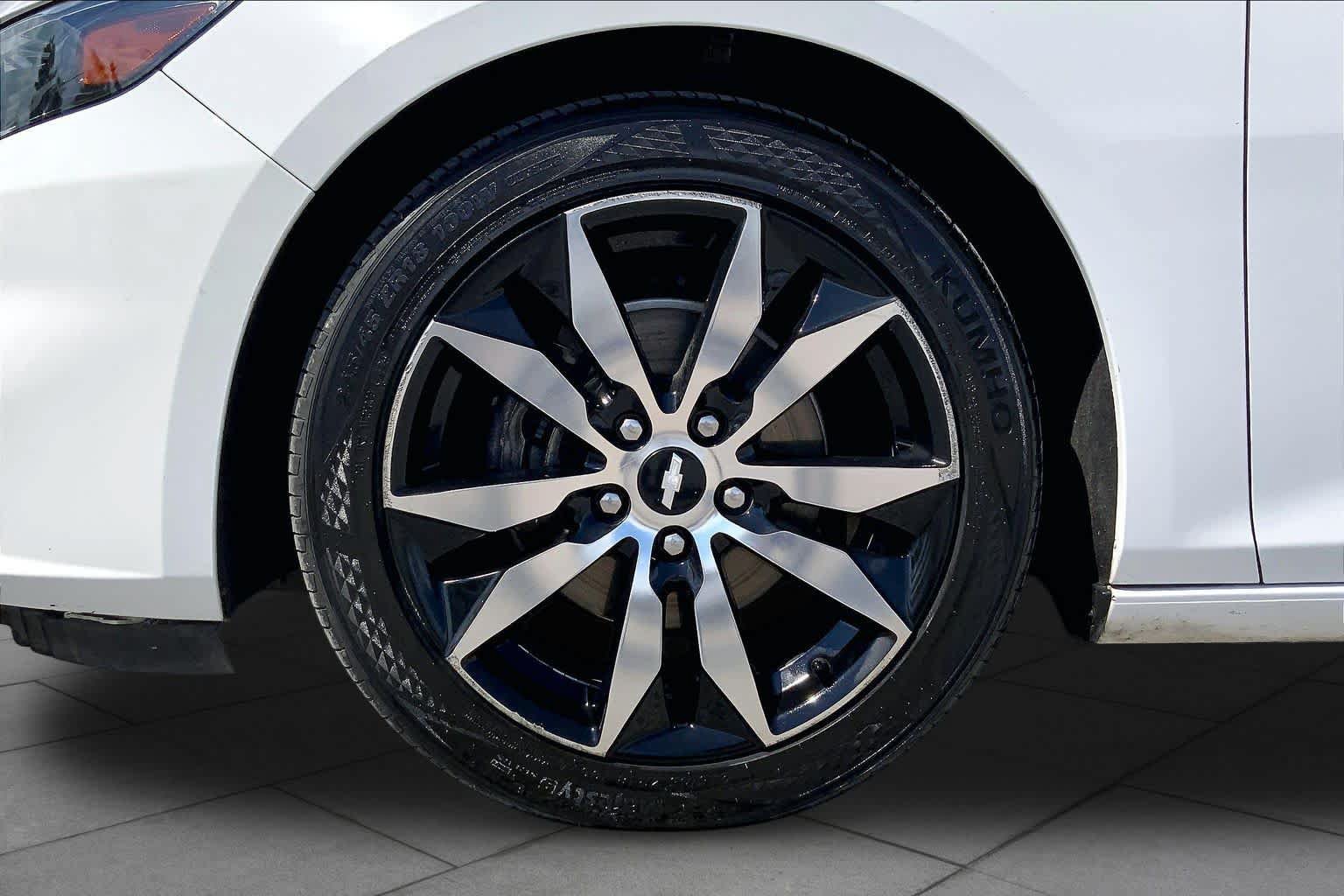 Used 2017 Chevrolet Malibu LT w/ Leather Package FWD image 11