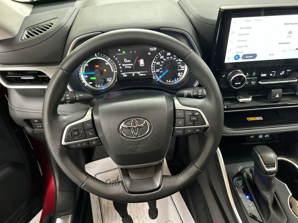 Used 2025 Toyota Highlander XLE AWD/4WD image 4