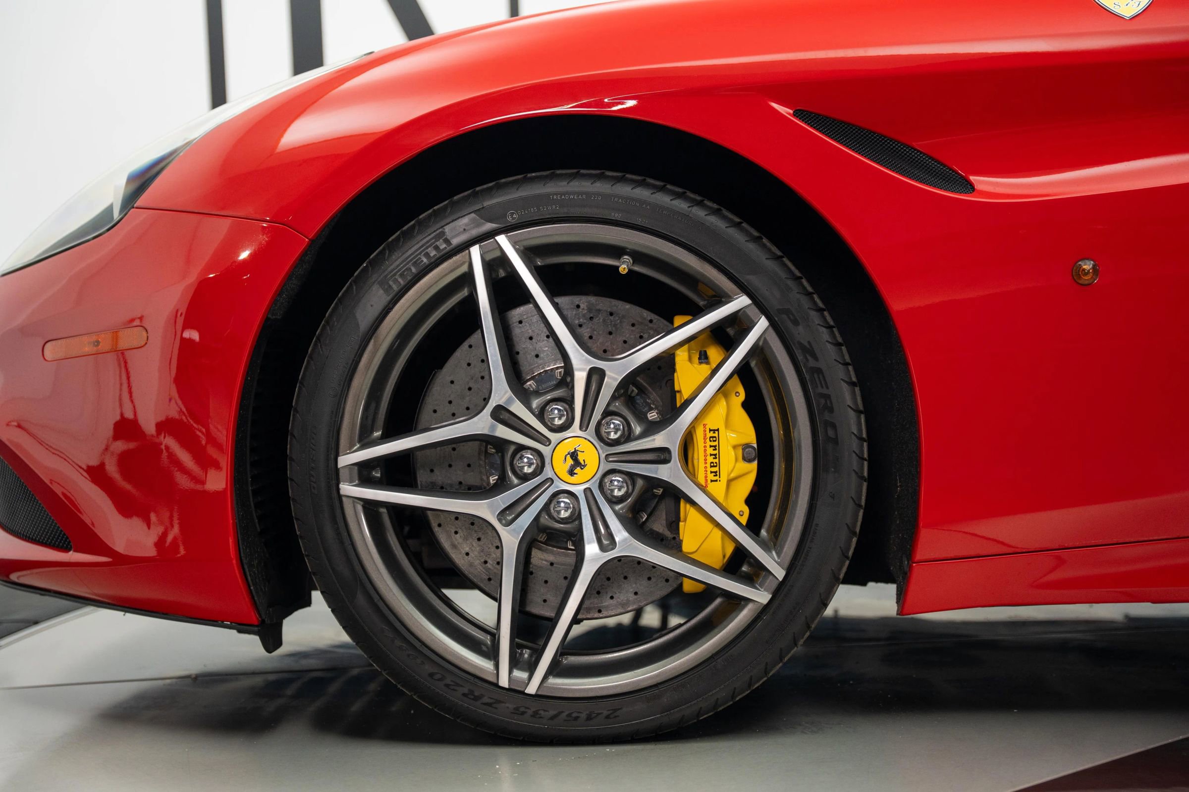 Used 2015 Ferrari California T image 17