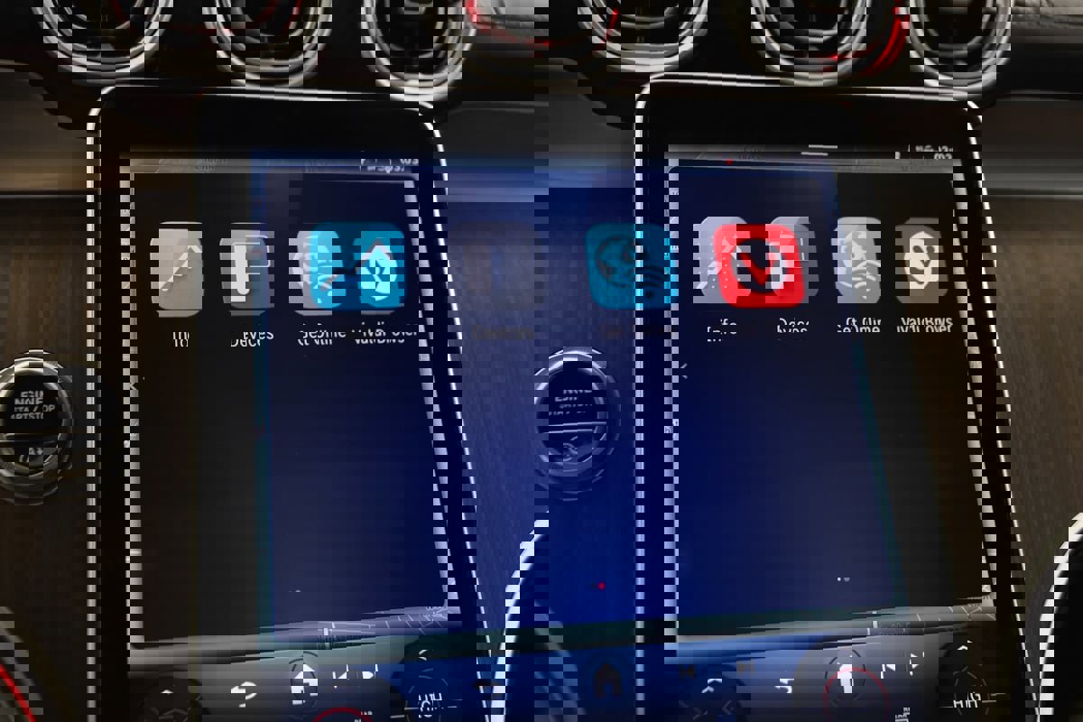 Used 2025 Mercedes-Benz GLC 300 4MATIC SUV image 36