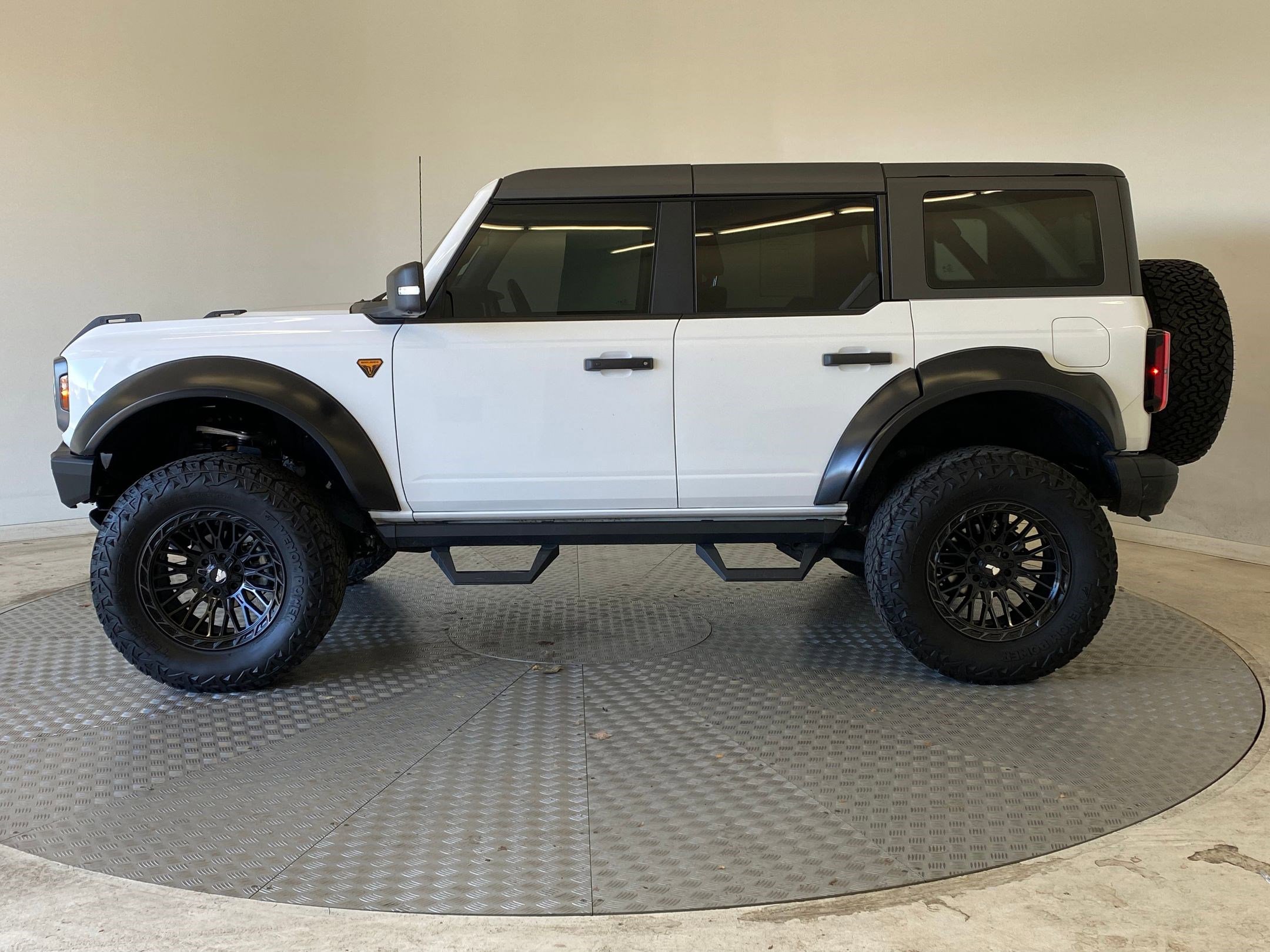 Used 2024 Ford Bronco Badlands image 2