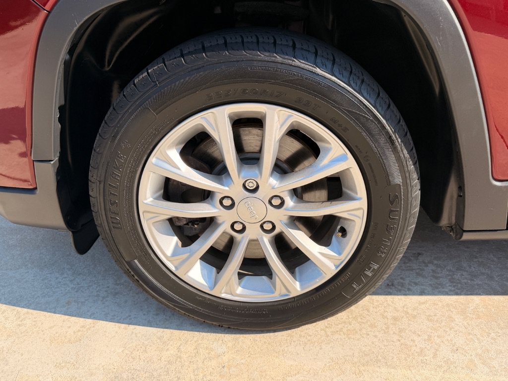 Used 2019 Jeep Cherokee Latitude w/ Popular Appearance Group FWD image 13
