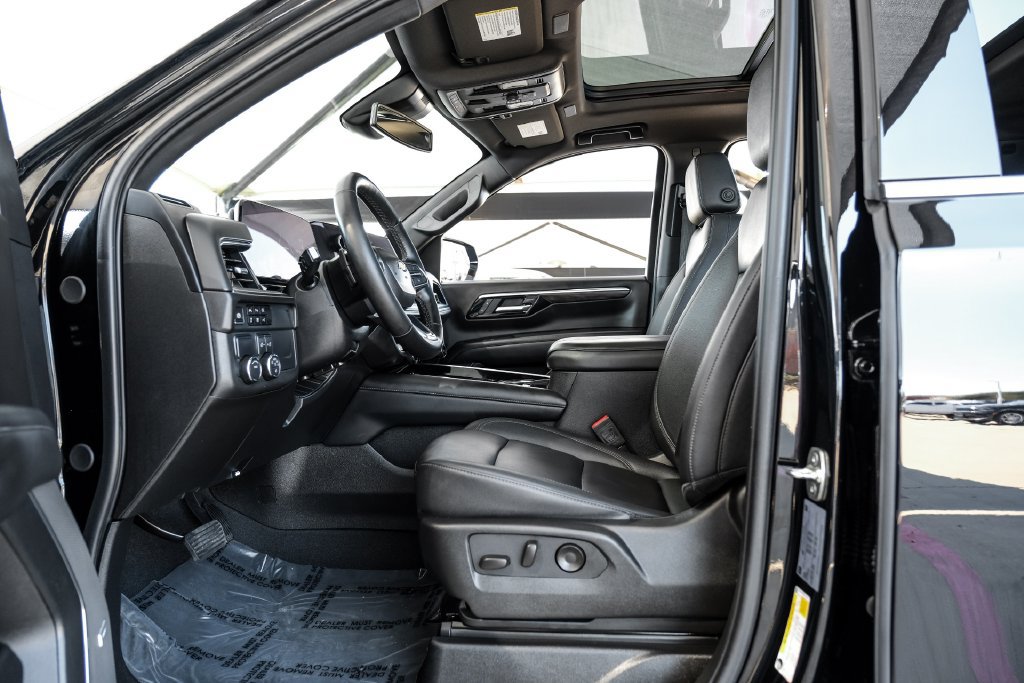Used 2025 Chevrolet Suburban LT w/ Comfort Package RWD image 3