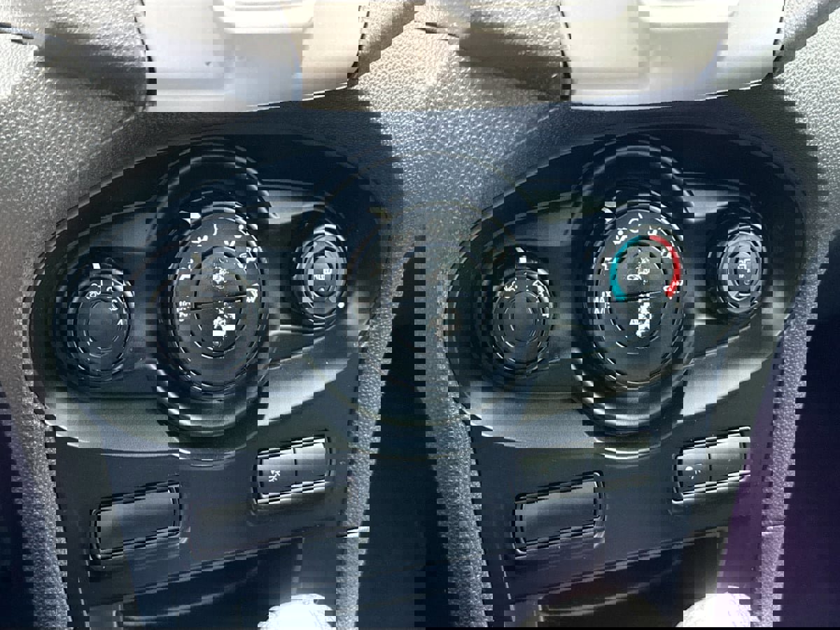 Used 2013 Ford Fiesta SE image 14