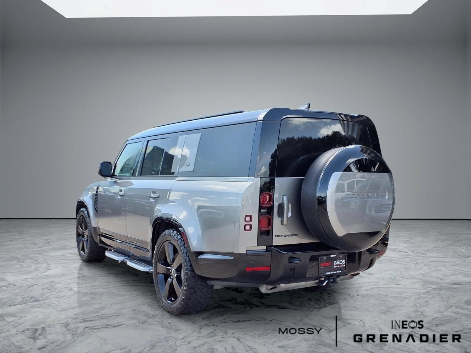 Used 2024 Land Rover Defender 130 X-Dynamic SE AWD/4WD image 2
