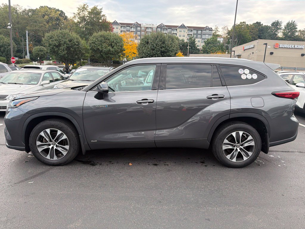 Used 2021 Toyota Highlander XLE AWD/4WD image 3