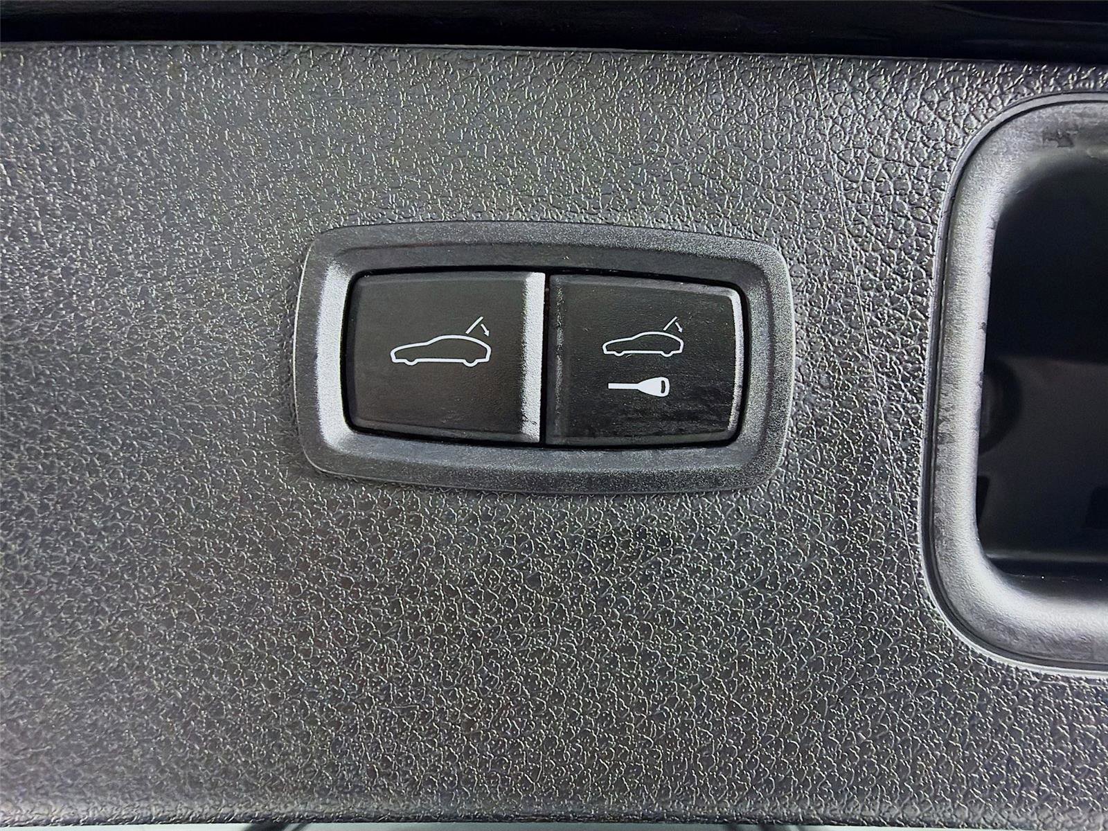 Certified 2023 Porsche Macan AWD/4WD image 23