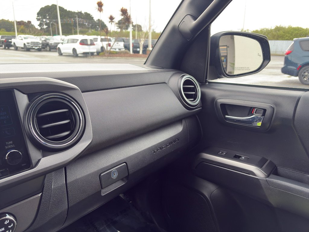 Used 2019 Toyota Tacoma TRD Off-Road w/ Technology Package AWD/4WD image 13