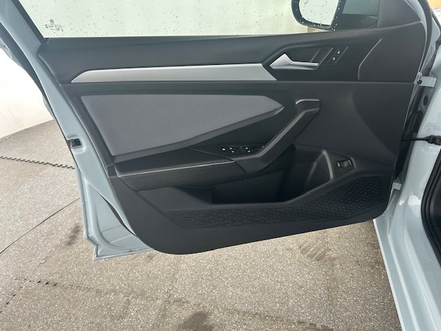 Used 2025 Volkswagen Jetta SE FWD image 7
