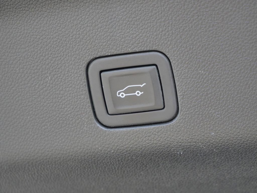 Used 2024 GMC Yukon Denali w/ Denali Reserve Package image 26