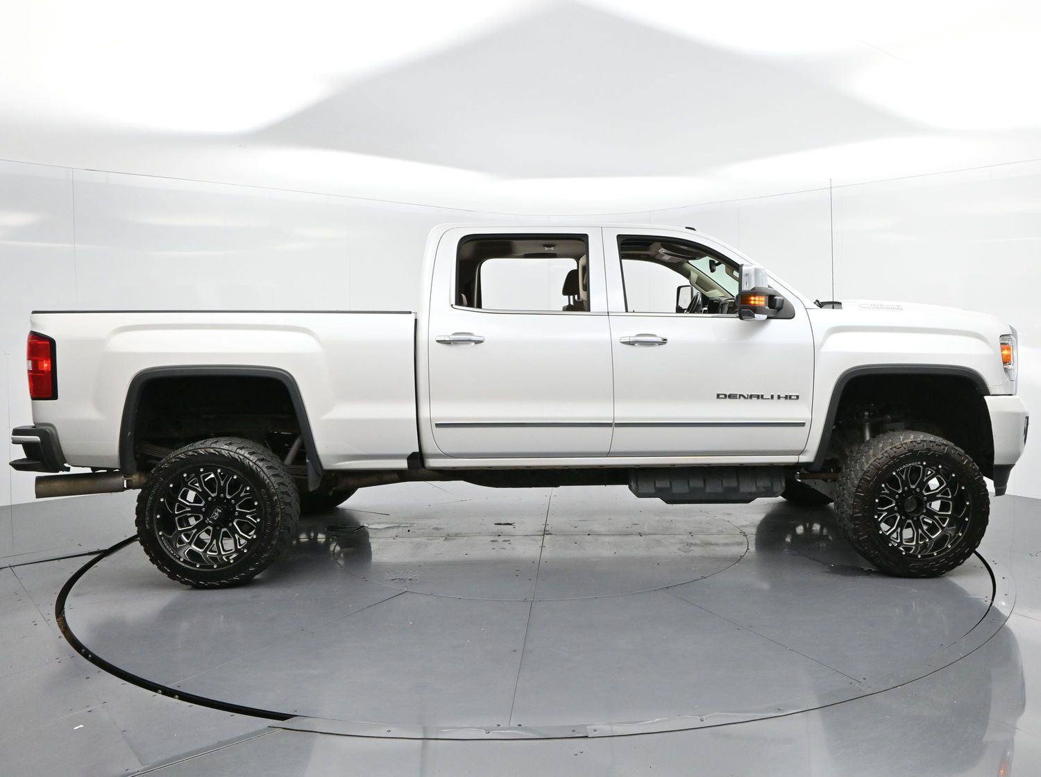 Used 2019 GMC Sierra 2500 Denali w/ Duramax Plus Package AWD/4WD image 8