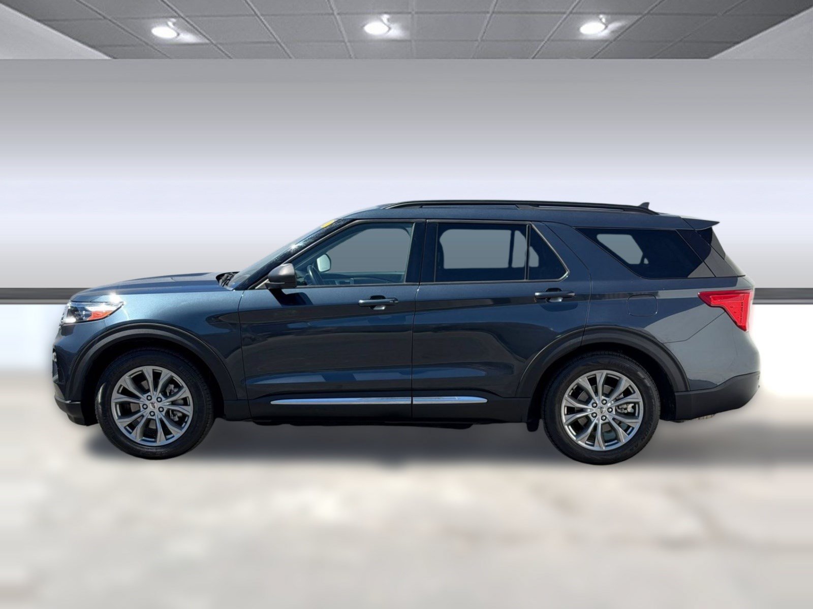 Used 2022 Ford Explorer XLT w/ Equipment Group 202A RWD image 2