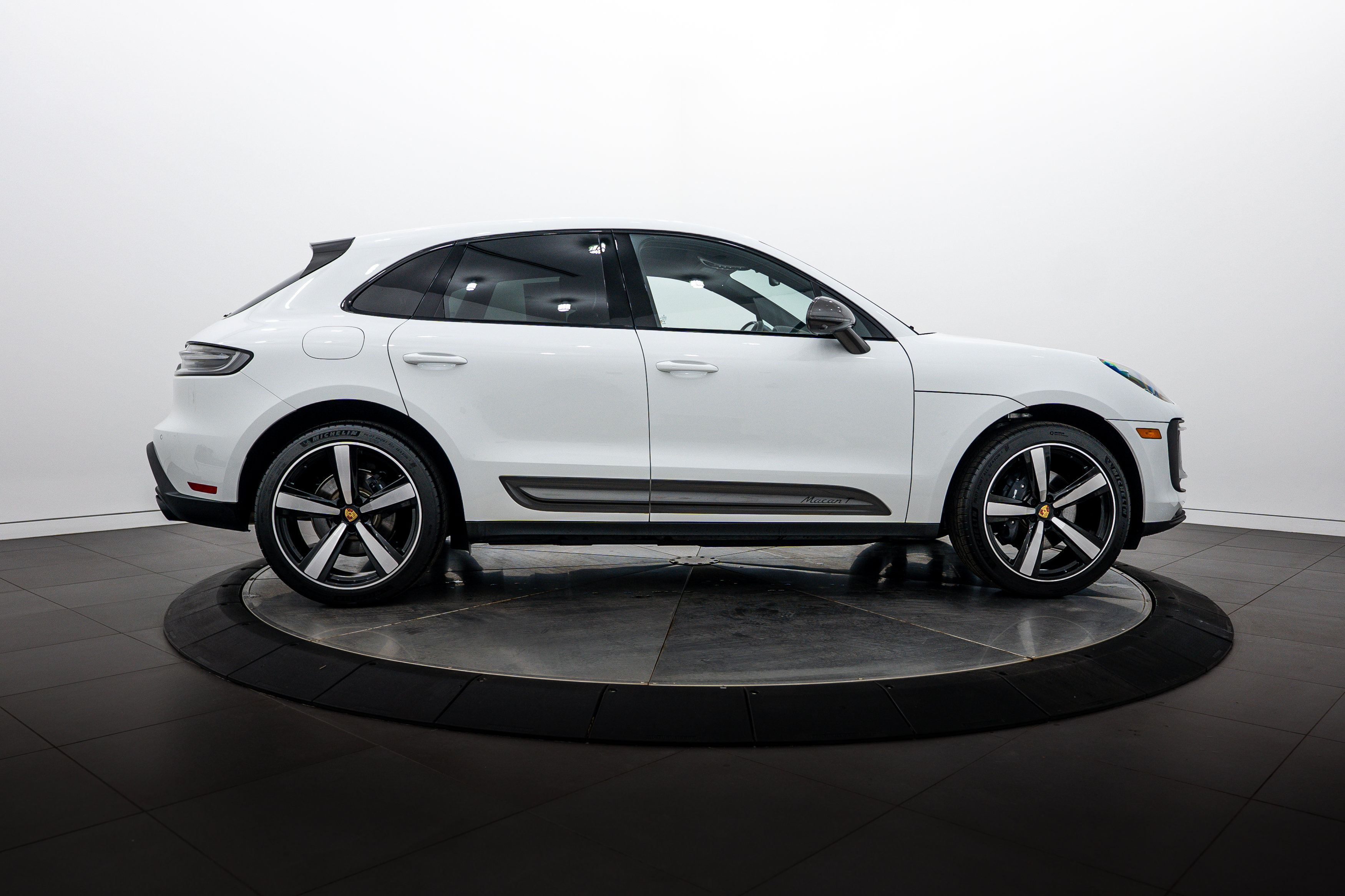 Certified 2026 Porsche Macan Turbo AWD/4WD image 8