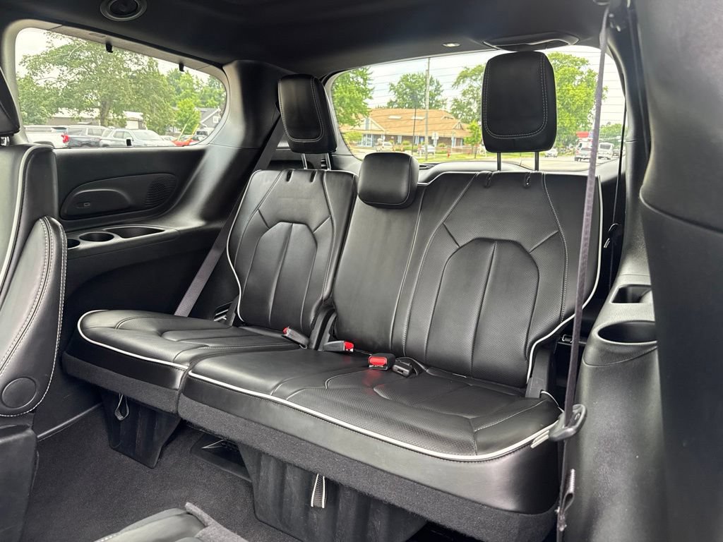 Used 2025 Chrysler Pacifica Limited FWD image 16