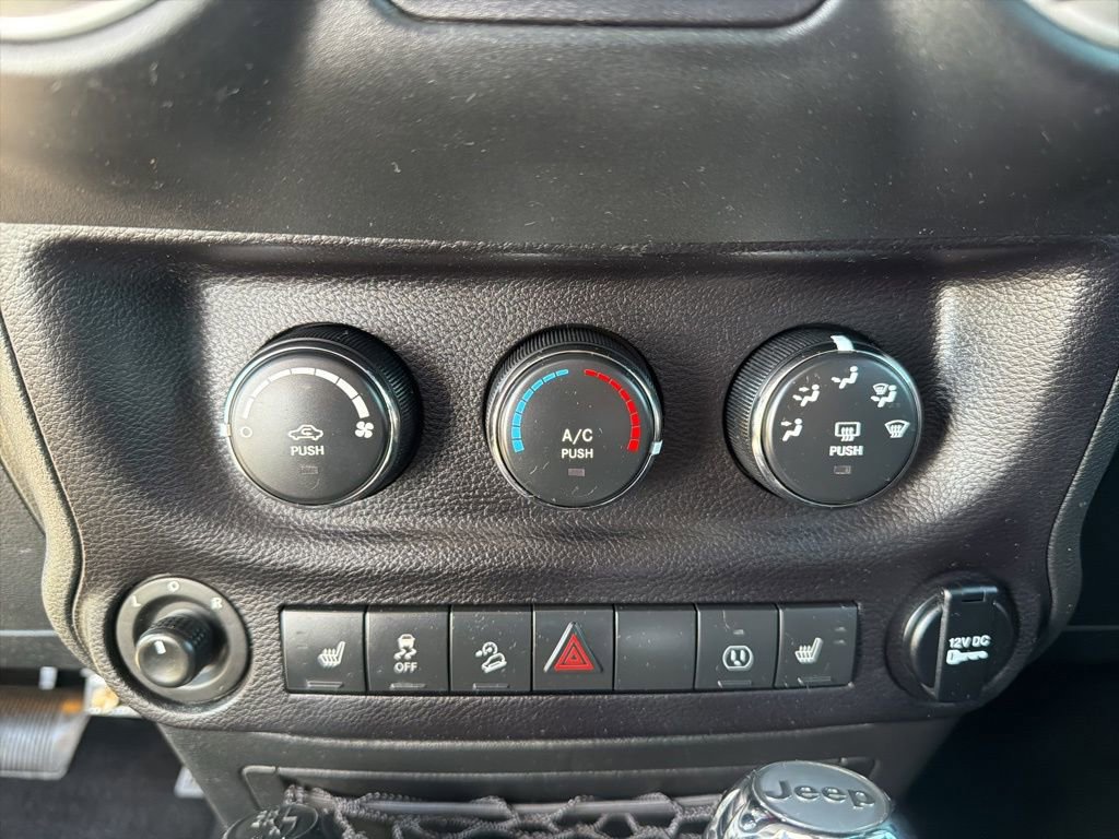 Used 2016 Jeep Wrangler Unlimited Rubicon w/ Connectivity Group image 35