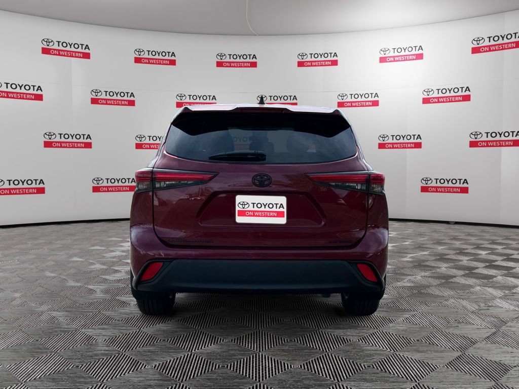 Used 2022 Toyota Highlander LE AWD/4WD image 4