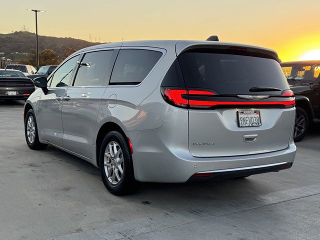 Used 2024 Chrysler Pacifica Touring image 4