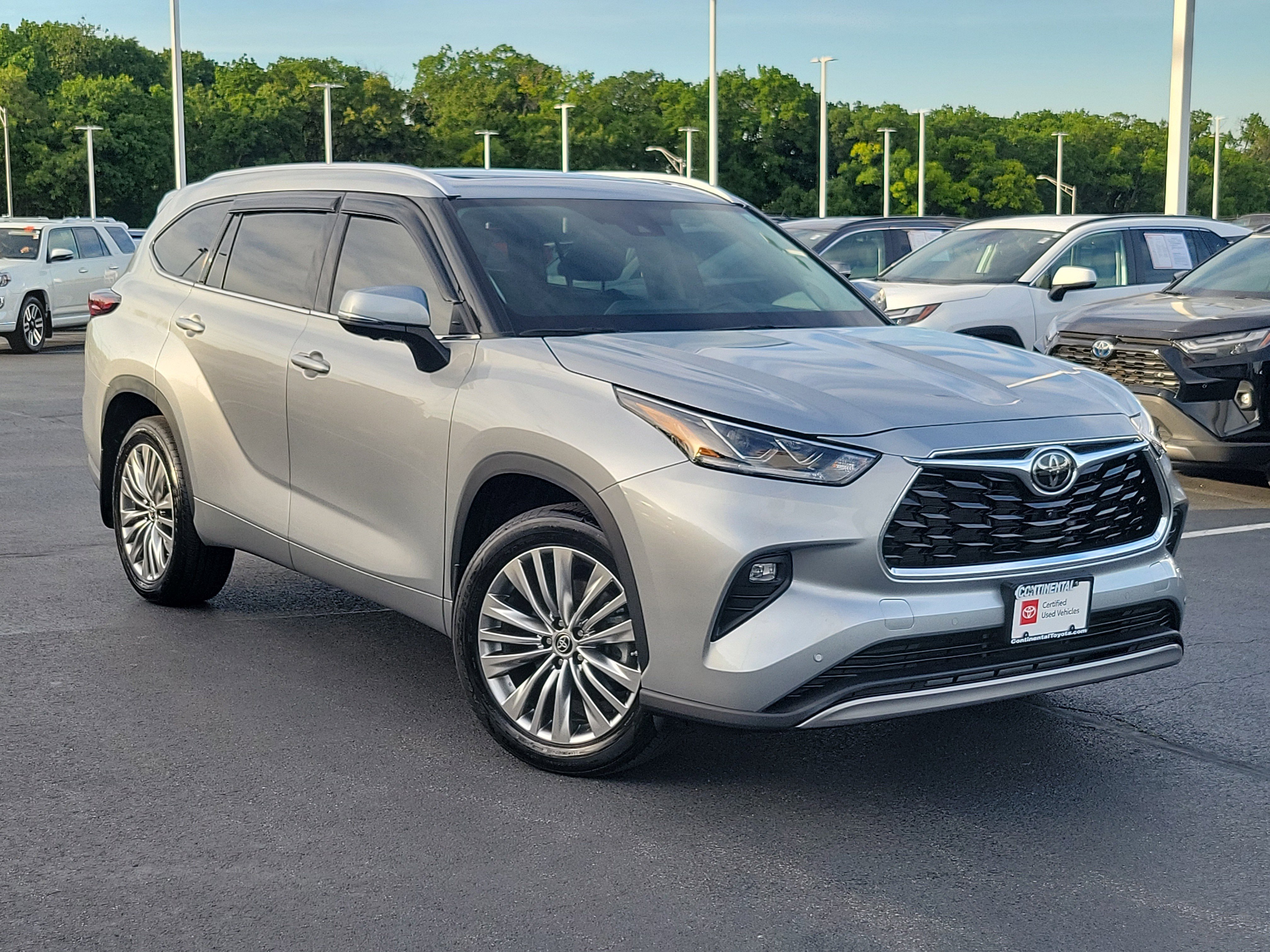 Certified 2024 Toyota Highlander Platinum AWD/4WD image 2