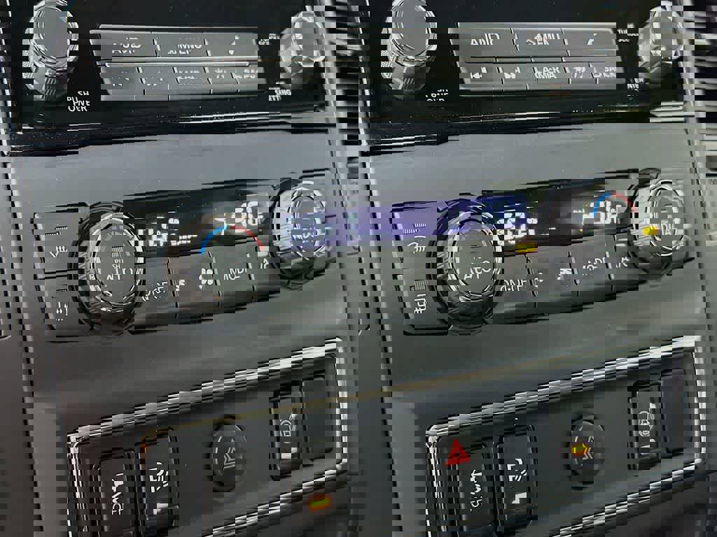 Used 2024 Nissan Titan SV w/ SV Convenience Package image 18