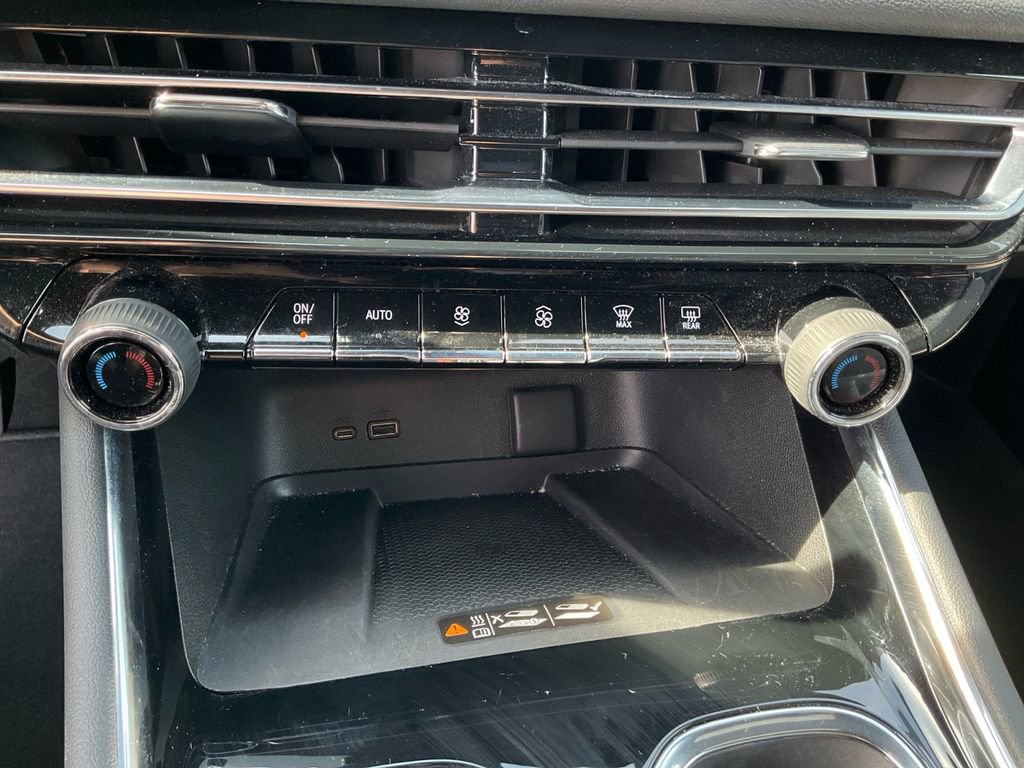 Used 2025 Chevrolet Traverse LT image 21