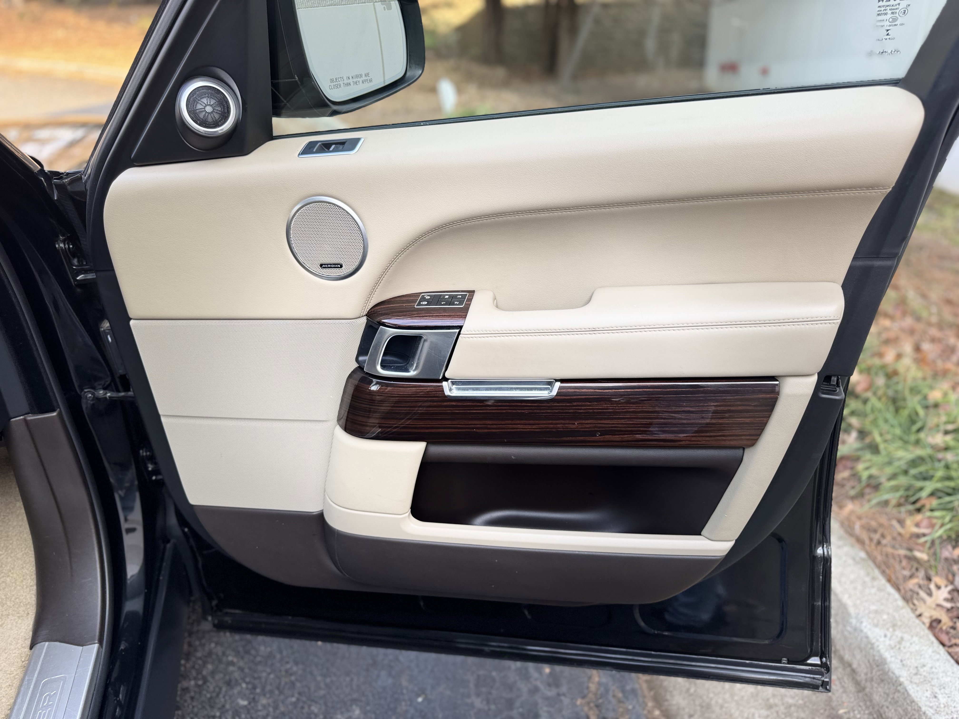 Used 2015 Land Rover Range Rover HSE image 25