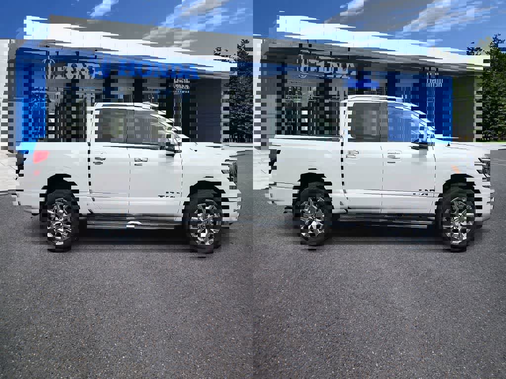 Used 2021 Nissan Titan SL w/ Moonroof Package image 25