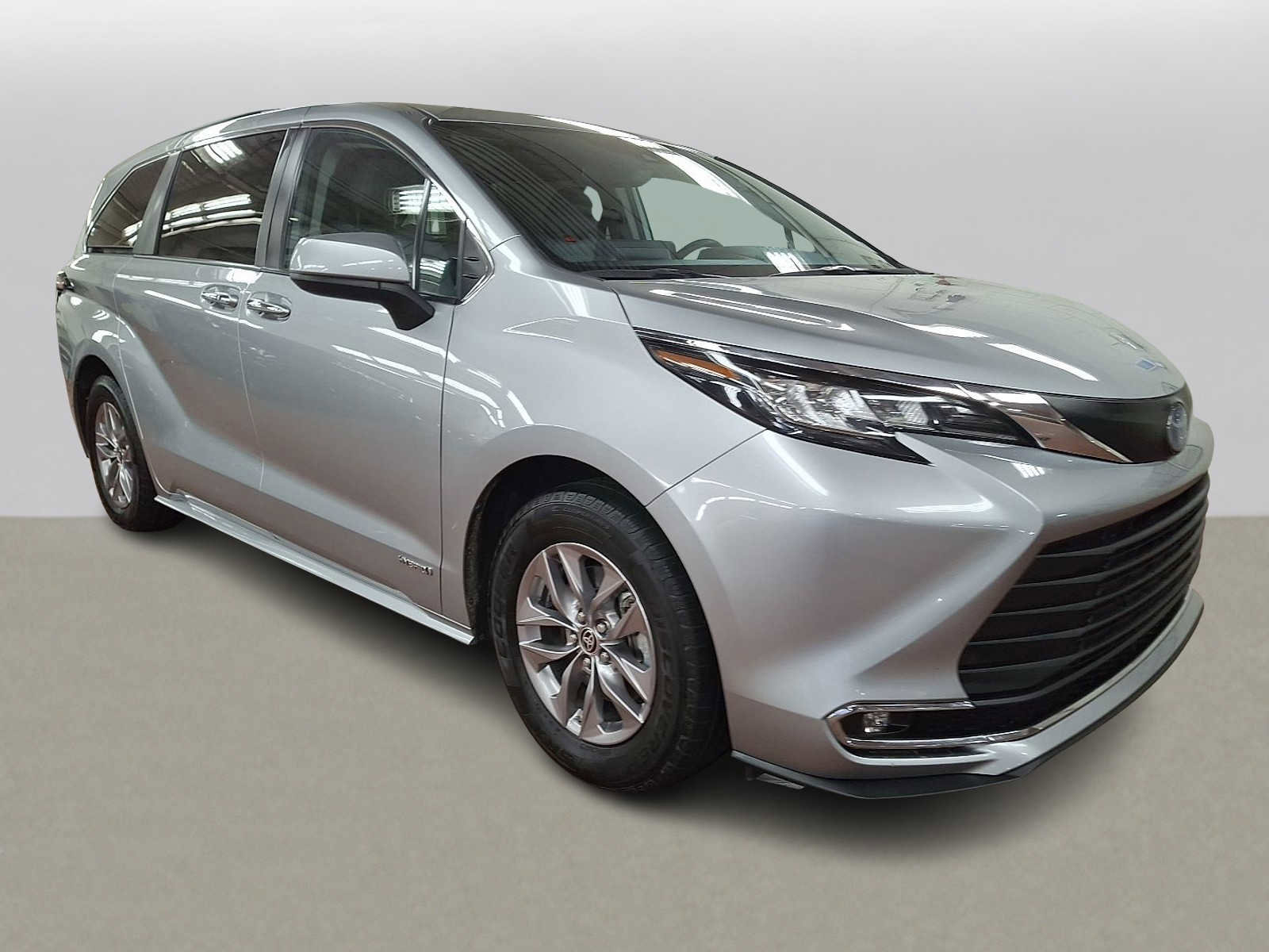 Used 2021 Toyota Sienna XLE w/ XLE Plus Package image 3