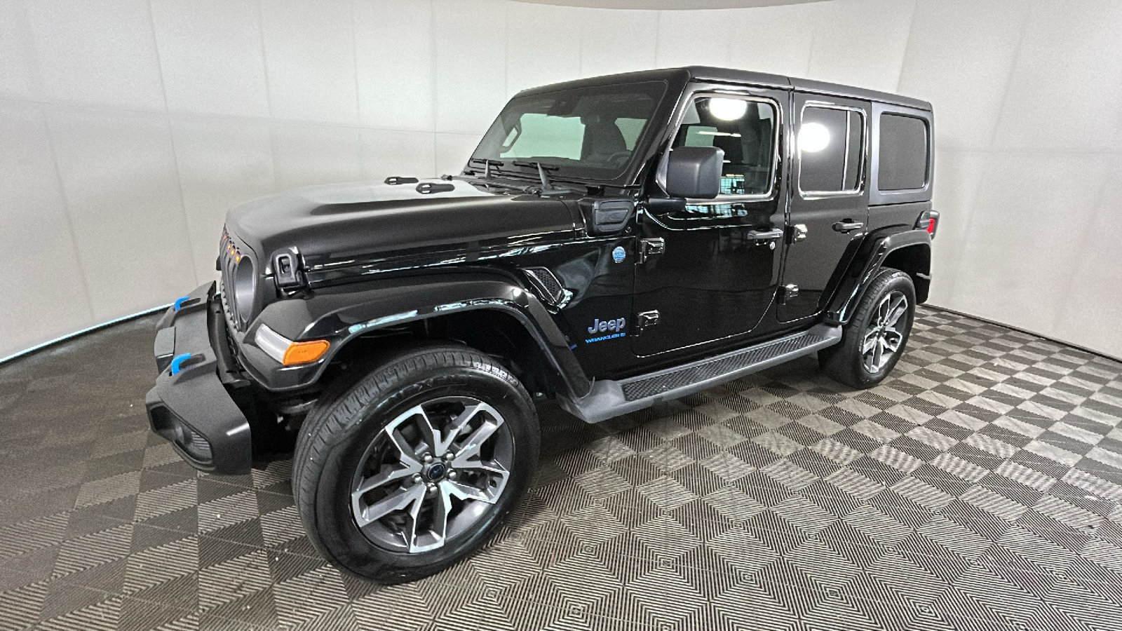 Used 2024 Jeep Wrangler Unlimited w/ Convenience Group AWD/4WD image 8