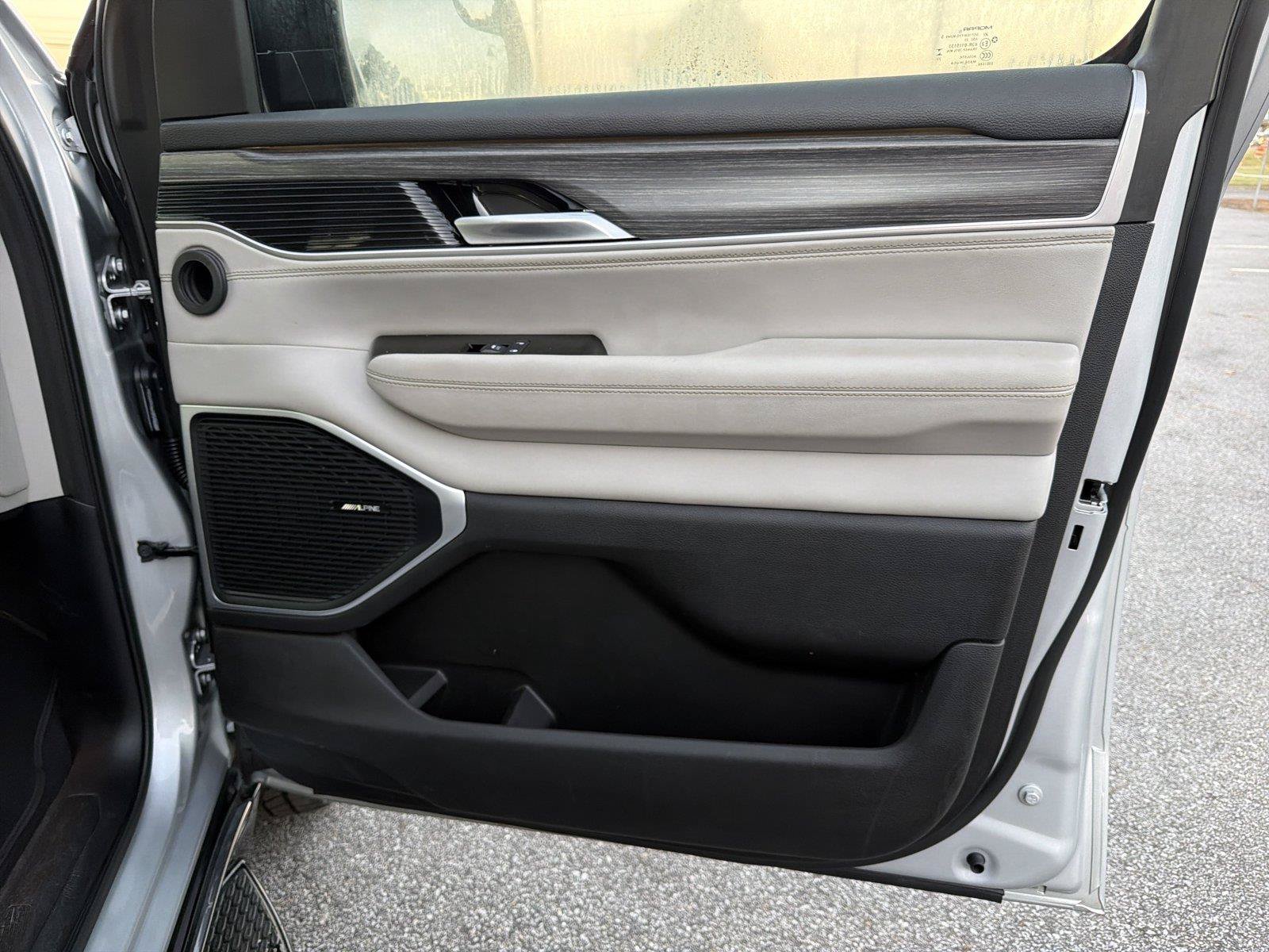 Used 2024 Jeep Wagoneer Series II w/ Flexible Seating Group RWD image 13