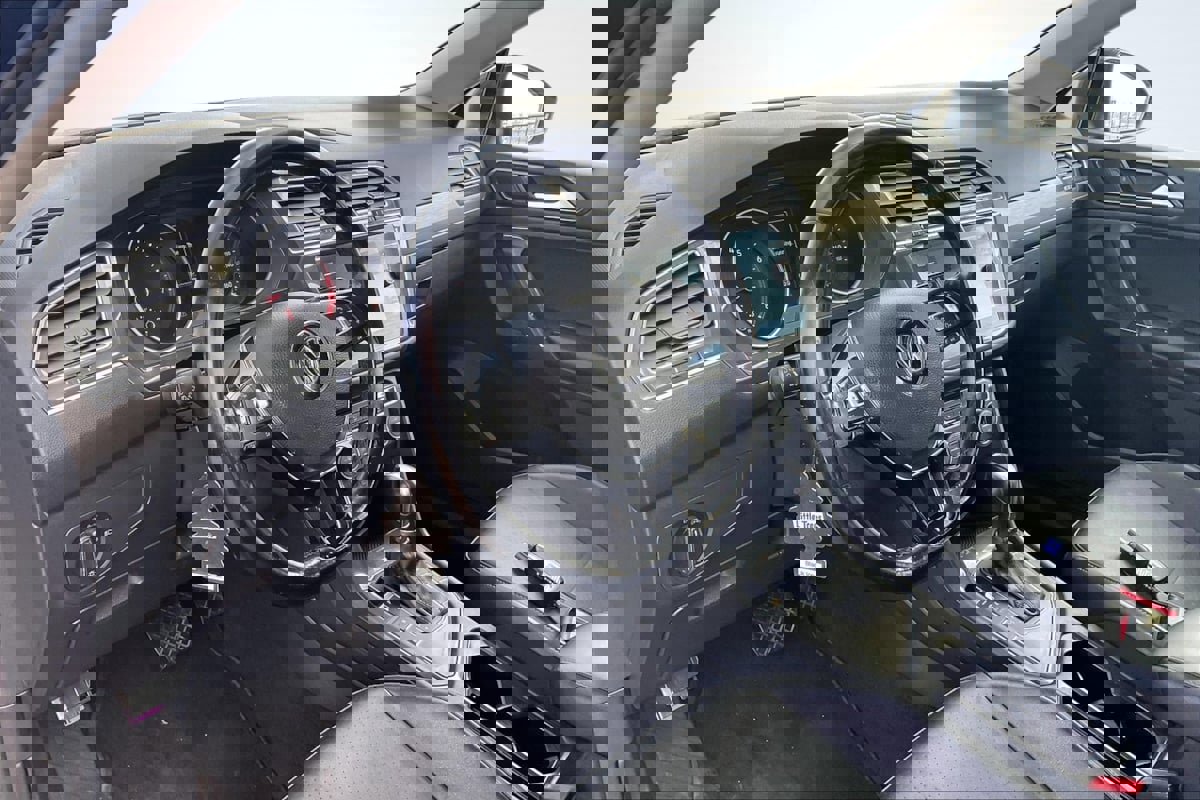 Used 2018 Volkswagen Tiguan SE w/ Panoramic Sunroof Package FWD image 14