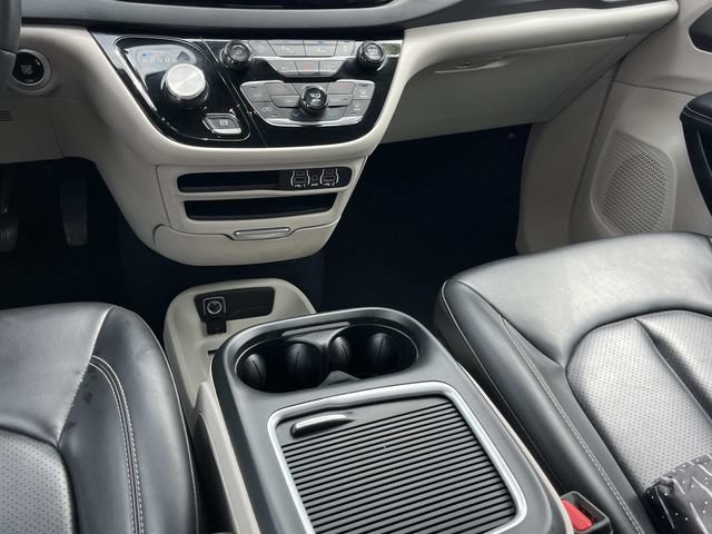 Used 2023 Chrysler Pacifica Touring-L FWD image 16