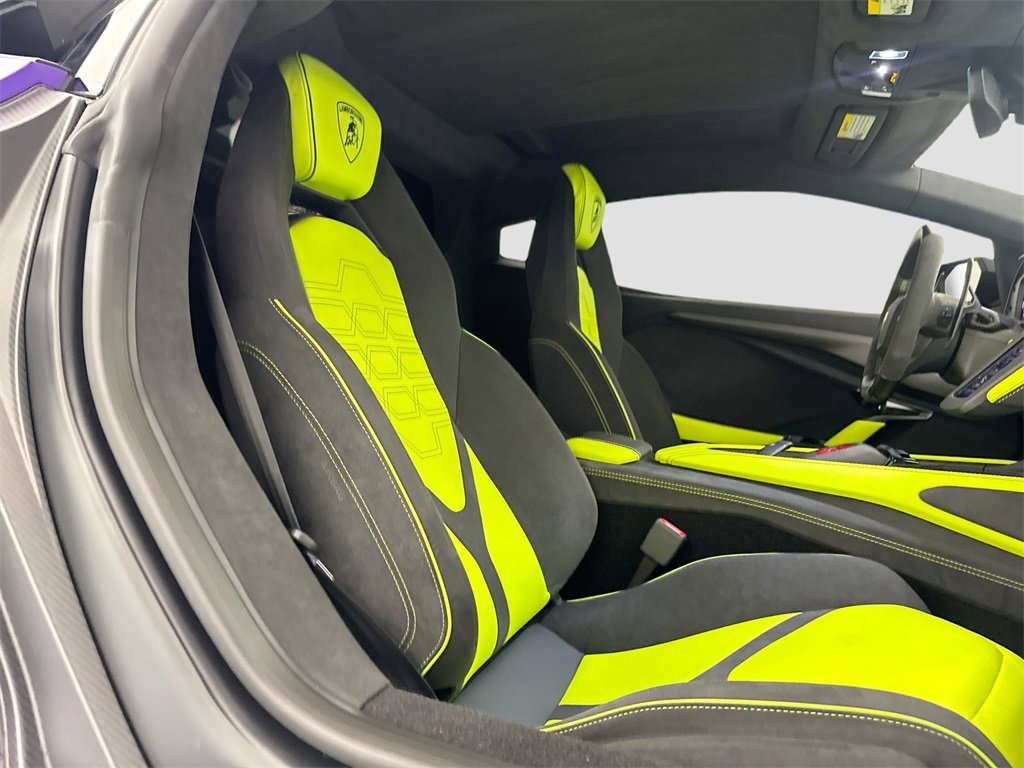 Used 2024 Lamborghini Revuelto image 30